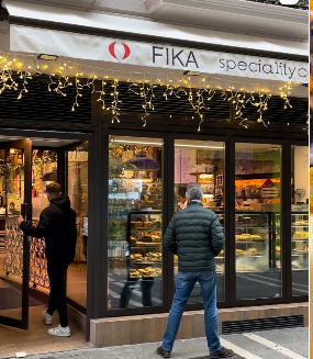 Fika Café · Pamplona Fachada de Fika Café en Pamplona, establecimiento con instalación de sonido profesional de Audio Navarra.