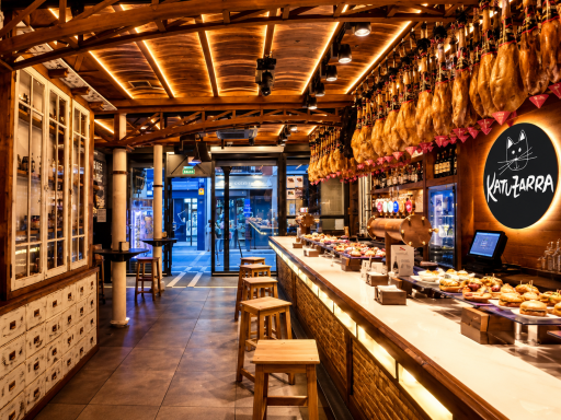 KatuZarra · Pamplona Interior del bar KatuZarra en Pamplona, con instalación de sonido y vídeo profesional de Audio Navarra.